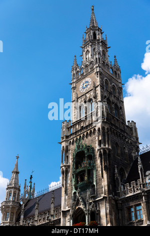 Ratskeller clock Tower Neues Rathaus in Marienplatz in München, Bayern, Deutschland Stockfoto