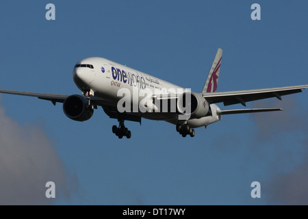 QATAR AIRLINES BOEING 777 300 ONE WORLD Stockfoto