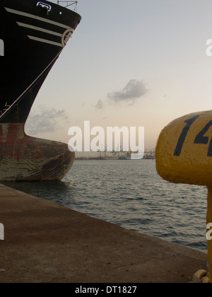 Durban Hafen Sonnenuntergang, Auto Export, Schlepper, Schiffe Stockfoto