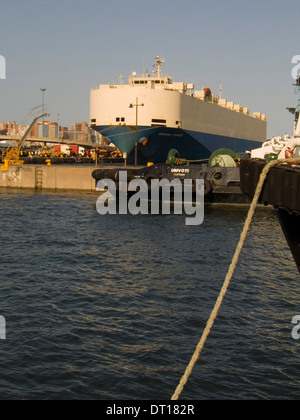 Durban Hafen Sonnenuntergang, Auto Export, Schlepper, Schiffe Stockfoto