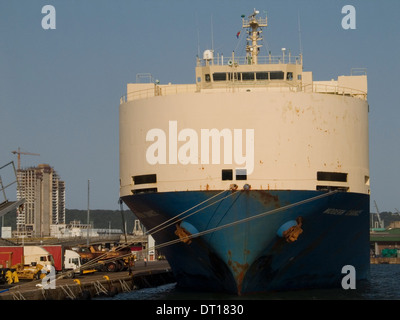 Durban Hafen Sonnenuntergang, Auto Export, Schlepper, Schiffe Stockfoto