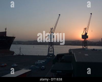 Durban Hafen Sonnenuntergang, Auto Export, Schlepper, Schiffe Stockfoto