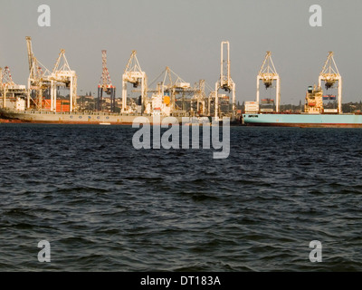 Durban Hafen Sonnenuntergang, Auto Export, Schlepper, Schiffe Stockfoto