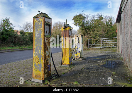 Alte Zapfsäulen auf einer verlassenen Tankstelle Stockfoto