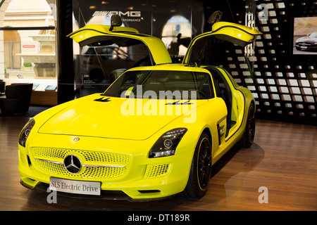 AMG SLS Coupe Electric motor Auto auf dem Display an AMG Mercedes Galerie Showroom in Odeonsplatz, München, Bayern, Deutschland Stockfoto