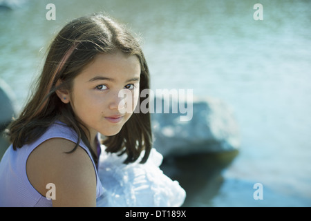 Ashokan New York USA junges Mädchen mit langen, dunklen Haaren am Ufer Sees Stockfoto