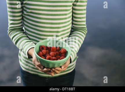 Seattle Washington USA neun Jahre altes Mädchen Schüssel Bio Himbeeren Stockfoto