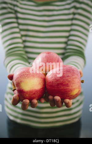 Seattle Washington USA neun Jahre alten Mädchen halten Handvoll Bio-Äpfel Stockfoto