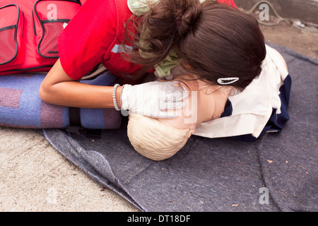 CPR-Praktiker Airways an Dummy Prüfung Stockfoto