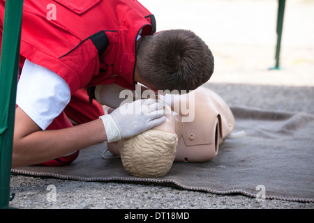 CPR-Praktiker Airways an Dummy Prüfung Stockfoto