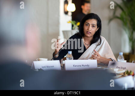 Neu Dehli, Indien. 5. Februar 2014. HANDOUT - Karuna Nundy Gespräche bei einem Treffen mit Bundespräsident Gauck begrüßt Ranjana Kumari (L), Direktor der CSR und zivilgesellschaftliche Organisationen in New Dehli, Indien, 5. Februar 2014. Nundy ist ein Rechtsanwalt bei der Supreme Court of India. Eines der diskutierten Themen war die Rolle der Frauen in der indischen Gesellschaft. Der deutsche Bundespräsident ist auf einem sechstägigen Besuch in Indien. Foto: BUNDESREGIERUNG/GUIDO BERGMANN (Achtung: Editorial nur mit Verbindung mit dem aktuellen Bericht und obligatorische Guthaben verwenden.) / Dpa/Alamy Live News Stockfoto