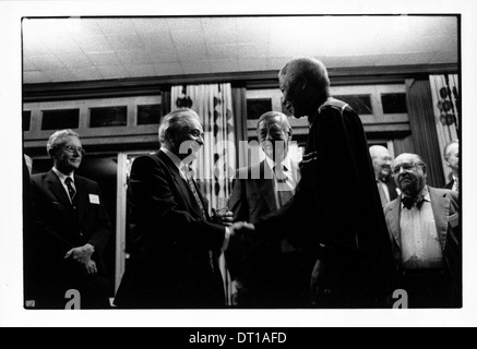 NELSON MANDELA BESUCHT EIN WIEDERSEHEN JAHRGANGSBESTER WITS UNIVERSITY LAW. 1996 WITS UNIVERSITY JOHANNESBURG SÜDAFRIKA FOTO/JOHN Stockfoto