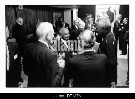 NELSON MANDELA BESUCHT EIN WIEDERSEHEN JAHRGANGSBESTER WITS UNIVERSITY LAW. 1996 WITS UNIVERSITY JOHANNESBURG SÜDAFRIKA FOTO/JOHN Stockfoto