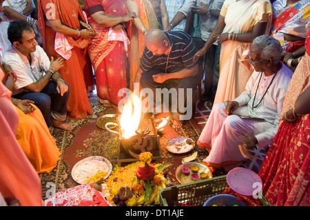 KALI ANBETUNG FEUER GEHEN, 11. / 12. MÄRZ 2011 DIE KALI TEMPEL MOUNT EDGCOMBE DURBAN. Der Tempel Society of Kali Tempel in Stockfoto