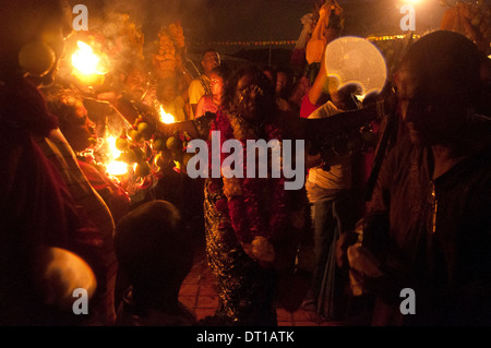 KALI ANBETUNG FEUER GEHEN, 11. / 12. MÄRZ 2011 DIE KALI TEMPEL MOUNT EDGCOMBE DURBAN. Der Tempel Society of Kali Tempel in Stockfoto