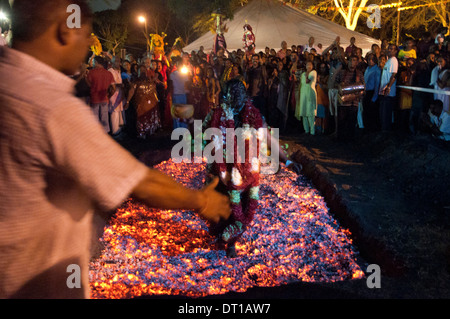 KALI ANBETUNG FEUER GEHEN, 11. / 12. MÄRZ 2011 DIE KALI TEMPEL MOUNT EDGCOMBE DURBAN. Der Tempel Society of Kali Tempel in Stockfoto