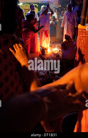 KALI ANBETUNG FEUER GEHEN, 11. / 12. MÄRZ 2011 DIE KALI TEMPEL MOUNT EDGCOMBE DURBAN. Der Tempel Society of Kali Tempel in Stockfoto