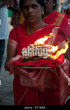 KALI ANBETUNG FEUER GEHEN, 11. / 12. MÄRZ 2011 DIE KALI TEMPEL MOUNT EDGCOMBE DURBAN. Der Tempel Society of Kali Tempel in Stockfoto