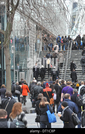 Southbank, London, UK. 6. Februar 2014. Londoner Pendler ergreifen, um zu Fuß auf den zweiten Tag des Londoner U-Bahn-Streik. Bildnachweis: Matthew Chattle/Alamy Live-Nachrichten Stockfoto