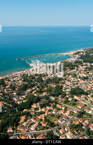 Die Stadt von Le Jard-Sur-Mer (85) entlang der atlantischen Küste im Département Vendée.  Luftaufnahme des Dorfes und der Hafen Stockfoto