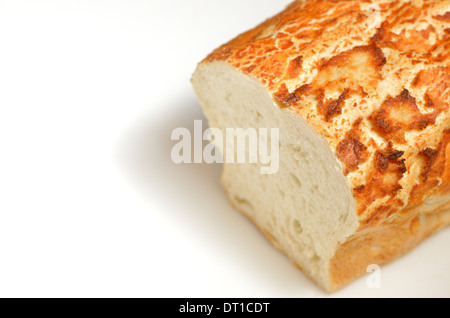 frisch gebackenes Brot mit einem Ende abgeschnitten auf weißem Hintergrund Stockfoto