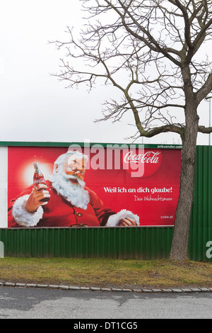 Plakat der Weihnachtsmann Coca Cola Werbung in einer Straße Stockfoto