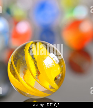 gelbes Glas Kugel isoliert Stockfoto