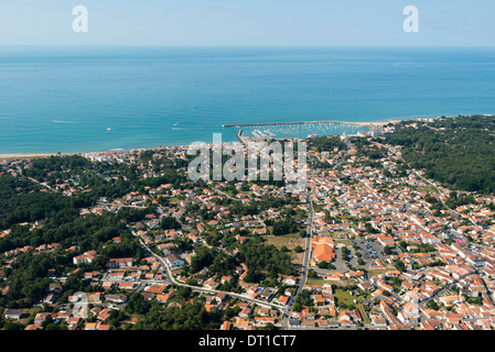 Die Stadt von Le Jard-Sur-Mer (85) entlang der atlantischen Küste im Département Vendée.  Luftaufnahme des Dorfes Stockfoto