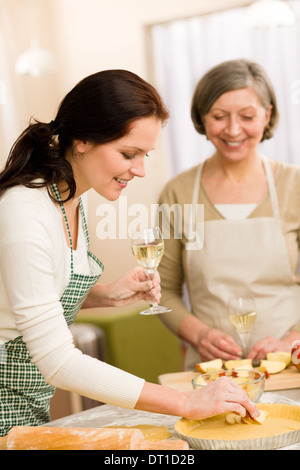 Zwei glückliche Frauen genießen backen Apfelkuchen Stockfoto