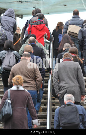 Southbank, London, UK. 6. Februar 2014. Londoner Pendler ergreifen, um zu Fuß auf den zweiten Tag des Londoner U-Bahn-Streik. Bildnachweis: Matthew Chattle/Alamy Live-Nachrichten Stockfoto