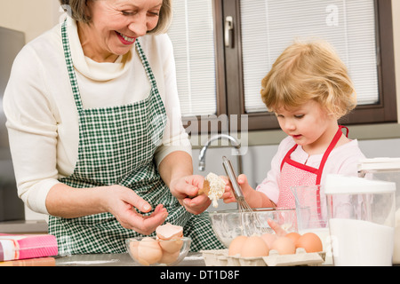 Großmutter und Enkelin Kekse backen Stockfoto