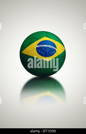 Fußball mit Brasilien-Flagge auf grauem Hintergrund, 3d Rendern. Stockfoto