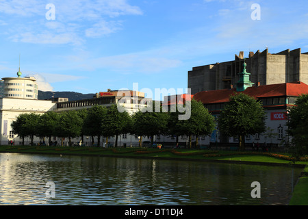 Bäume säumen die Stadt Lille Lungegårdsvannet in Bergen, Norwegen, im Sommer. Stockfoto