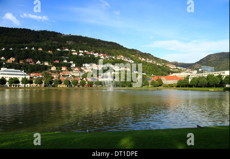 Blick über den See, Lille Lungegårdsvannet, Richtung Berg Fløyen auf die Stadt Bergen, Norwegen im Sommer. Stockfoto