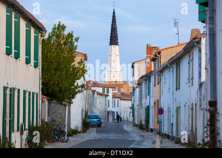 Das Stadtzentrum von Ars-En-Ré auf der Insel Rhé (Île de Ré) (17, Charente-Maritime Abteilung, Frankreich). Stockfoto