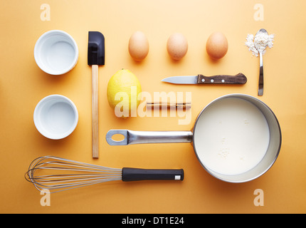 Creme Brulee Zutaten auf gelbem Hintergrund ungewöhnliche Präsentation Stockfoto