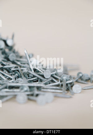 gehäufte Haufen galvanisierte Nägel Stockfoto