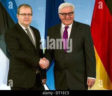 Berlin, Deutschland. 6. Februar 2014. German Foreign Minister Franz-Walter Steinmeier (R) grüßt estnische Außenminister Urmas Paet in Berlin, Deutschland, 6. Februar 2014. Foto: PAUL ZINKEN/Dpa/Alamy Live News Stockfoto