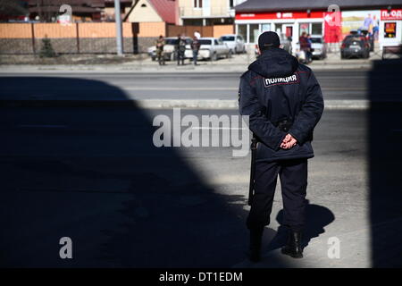 Krasnaja Poljana, Russland. 6. Februar 2014. Ein Polizist im Dienst in Krasnaja Poljana, Russland, 6. Februar 2014. Die Olympischen Spiele 2014 in Sotschi von 07 bis 23. Februar 2014 laufen. Foto: Daniel Karmann/Dpa/Alamy Live News Stockfoto