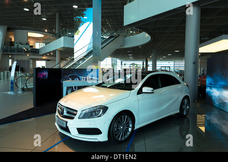 Mercedes A180 CDi 4-türige kleine Limousine Mercedes Showroom Gallery in Mercedesstrasse in Stuttgart, Bayern, Deutschland Stockfoto