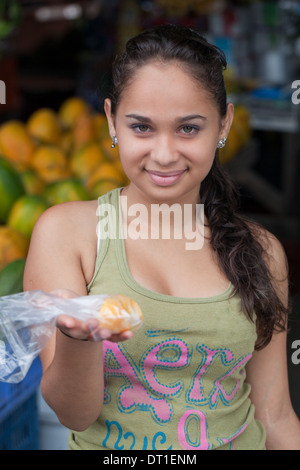 Costa Rica junge Frau Markt Standinhaber Verpackungsverordnung für einen Kunden. Stockfoto