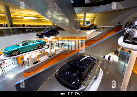 Mercedes-Benz Konzeptfahrzeuge in ihrer Museumsgalerie in Stuttgart, Bayern, Deutschland Stockfoto