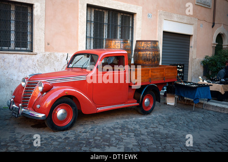 Oldtimer Fiat LKW geparkt in Trastevere Viertel von Rom, Italien. Stockfoto