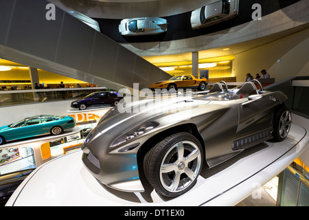 Mercedes-Benz Konzeptfahrzeuge im Museumsgalerie in Stuttgart, Deutschland. Vorne wird Mercedes F400 Carving V6 2001 präsentiert Stockfoto
