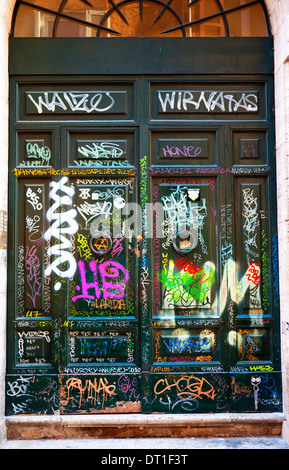 Graffiti gesprüht auf Türen in Trastevere, Rom, Italien. Stockfoto