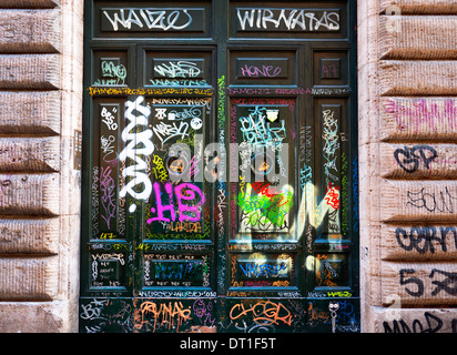 Graffiti gesprüht auf Türen in Trastevere, Rom, Italien.
