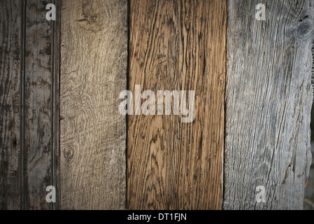 Ein Haufen von recycelten aufgearbeiteten Holzbohlen Holz ökologisch verantwortliche Holzarten mit Maserung und Farbe details Stockfoto