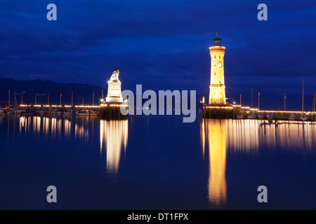 Hafen mit Leuchtturm und Skulptur des Bayerischen Löwen, Bodensee (Bodensee), Bayern, Deutschland, Europa Stockfoto