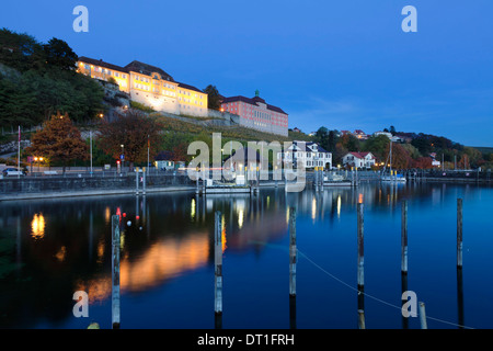 Meersburg Hafen, New Castle (Neues Schloss) und Staat Weinberge, Bodensee (Bodensee), Baden-Württemberg, Deutschland, Europa Stockfoto