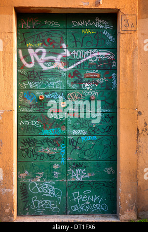 Graffiti gesprüht auf Türen in Trastevere, Rom, Italien. Stockfoto